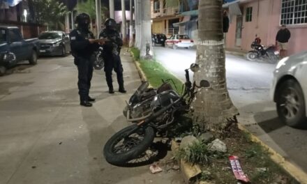 Joven resulta herida tras choque de motocicleta contra una palmera en Infonavit Tenechaco