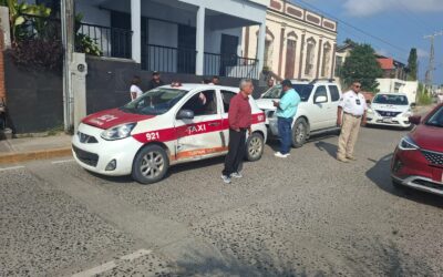 Choque entre camioneta y taxi deja tres mujeres lesionadas en Zapote Gordo