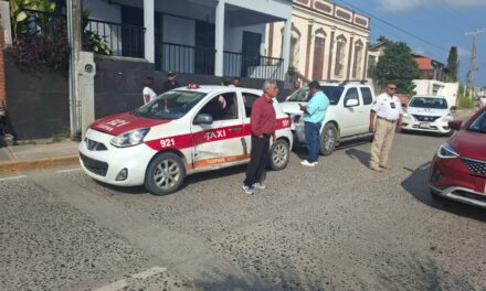 Choque entre camioneta y taxi deja tres mujeres lesionadas en Zapote Gordo