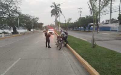 Grave accidente de motocicleta en Manuel Maples Arce deja a una mujer con probable trauma de cráneo