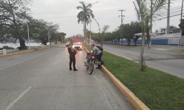 Grave accidente de motocicleta en Manuel Maples Arce deja a una mujer con probable trauma de cráneo