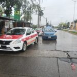 ¡Besito por alcance! Tiida azul impacta a V-Drive frente al Hotel Río Paraíso