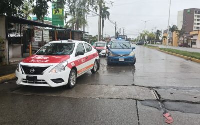 ¡Besito por alcance! Tiida azul impacta a V-Drive frente al Hotel Río Paraíso
