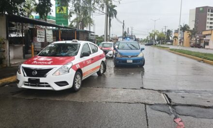 ¡Besito por alcance! Tiida azul impacta a V-Drive frente al Hotel Río Paraíso