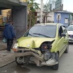 Automovilista derriba luminaria y provoca caída de cables en el libramiento López Mateos