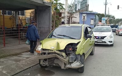 Automovilista derriba luminaria y provoca caída de cables en el libramiento López Mateos