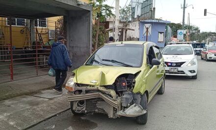 Automovilista derriba luminaria y provoca caída de cables en el libramiento López Mateos