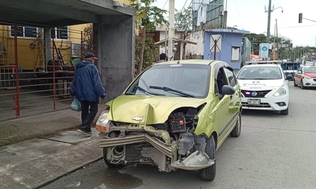 Automovilista derriba luminaria y provoca caída de cables en el libramiento López Mateos