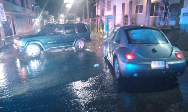 Mientras usted dormía: Choque por maniobra de reversa deja daños materiales en Zapote Gordo