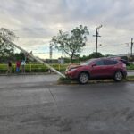 Se sube al camellón y derriba luminaria en el libramiento López Mateos