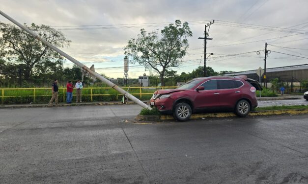 Se sube al camellón y derriba luminaria en el libramiento López Mateos