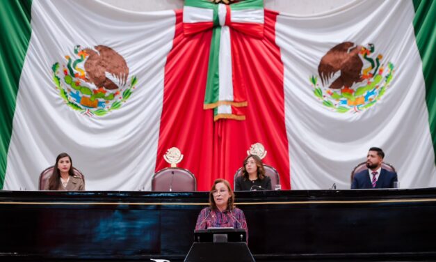 Cortina asiste a la comparecencia de rendición de cuentas de la gobernadora Rocío Nahle