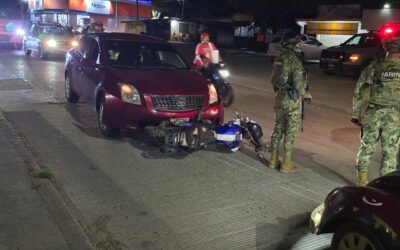 Motociclista se derrapa y choca contra un vehículo en la entrada a Cabo Alto