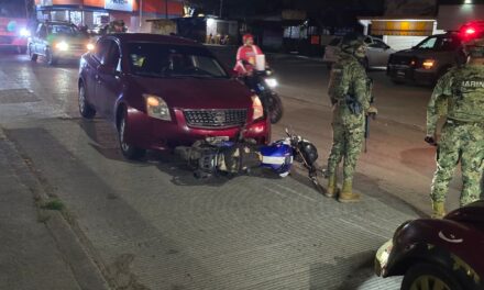 Motociclista se derrapa y choca contra un vehículo en la entrada a Cabo Alto