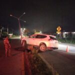 Pierde el control y se impacta contra poste de luminaria en Tuxpan; no hubo lesionados