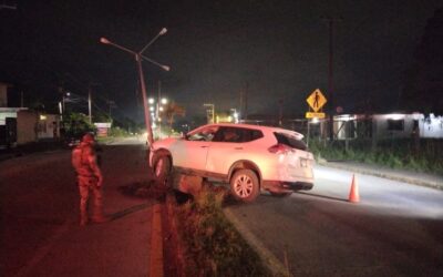 Pierde el control y se impacta contra poste de luminaria en Tuxpan; no hubo lesionados