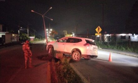 Pierde el control y se impacta contra poste de luminaria en Tuxpan; no hubo lesionados