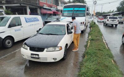 Choque entre autobús y automóvil deja un lesionado leve en el libramiento de Tuxpan