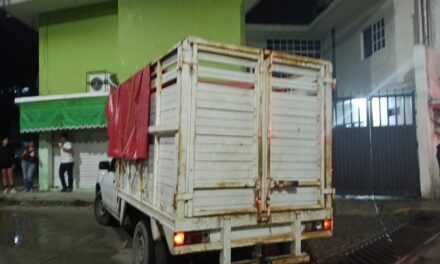 Choca su NP300 en el libramiento Adolfo López Mateos