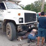 ¡Se salvó de milagro! Vendedor de agua resulta lesionado tras ser embestido por camión de carga