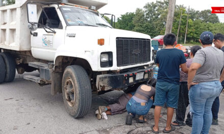 ¡Se salvó de milagro! Vendedor de agua resulta lesionado tras ser embestido por camión de carga