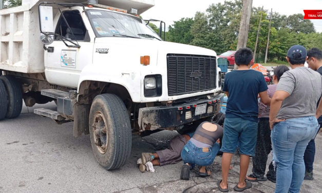 ¡Se salvó de milagro! Vendedor de agua resulta lesionado tras ser embestido por camión de carga