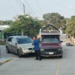 Mazda antiguo invade preferencia y es impactado por VW Polo en la Federico García Blanco