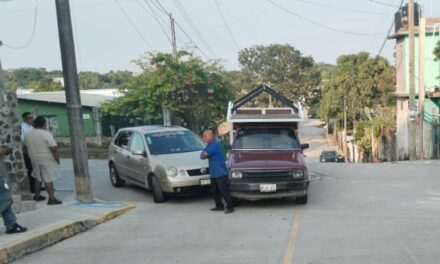 Mazda antiguo invade preferencia y es impactado por VW Polo en la Federico García Blanco