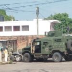 VEHÍCULO TÁCTICO INVADE PREFERENCIA Y PROVOCA CHOQUE EN EL CENTRO; HAY LESIONADOS