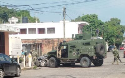 VEHÍCULO TÁCTICO INVADE PREFERENCIA Y PROVOCA CHOQUE EN EL CENTRO; HAY LESIONADOS