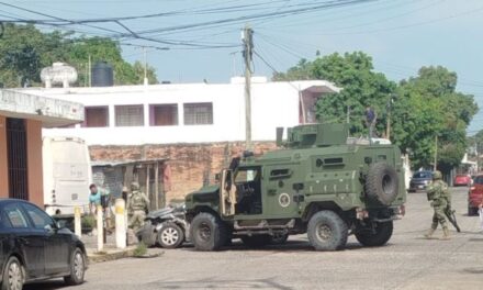 VEHÍCULO TÁCTICO INVADE PREFERENCIA Y PROVOCA CHOQUE EN EL CENTRO; HAY LESIONADOS