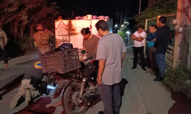 Motociclista resulta lesionado tras chocar por alcance en la colonia Los Pinos