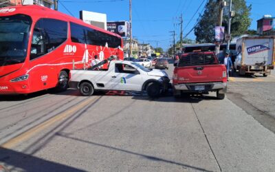 Maniobra imprudente provoca choque en la avenida Cuauhtémoc; no hubo lesionados