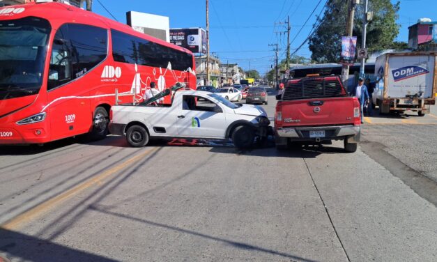 Maniobra imprudente provoca choque en la avenida Cuauhtémoc; no hubo lesionados