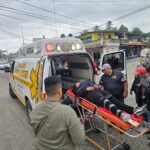 Mujer resulta lesionada tras ser embestida por camioneta en la Fausto Vega Santander; responsable huyó