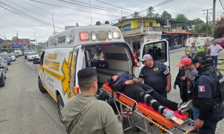 Mujer resulta lesionada tras ser embestida por camioneta en la Fausto Vega Santander; responsable huyó
