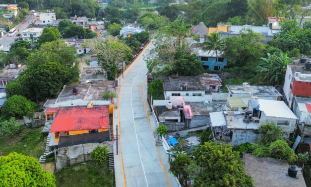 Gobierno de Tuxpan inaugura 2 obras de pavimentación con concreto hidráulico y otra de guarniciones y banquetas