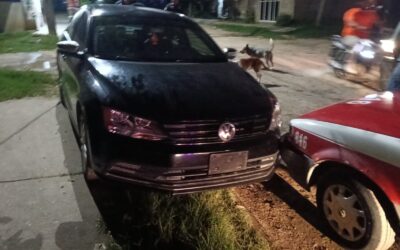 Taxista agarra a «Balón Parado» a un Jetta en la colonia Antorchista; no hubo lesionados