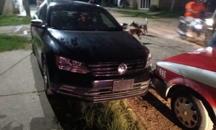 Taxista agarra a «Balón Parado» a un Jetta en la colonia Antorchista; no hubo lesionados