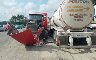 Choque múltiple en el libramiento portuario de Tuxpan deja un lesionado leve