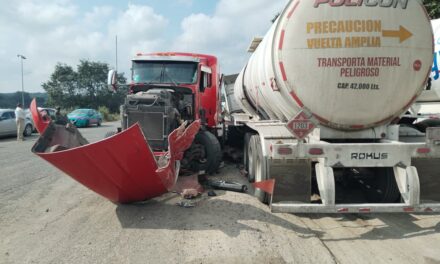 Choque múltiple en el libramiento portuario de Tuxpan deja un lesionado leve