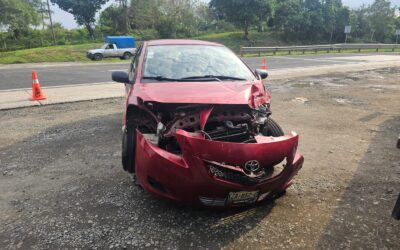 Choca maestro Tuxpeño en la autopista México–Tuxpan y deja dos personas lesionadas
