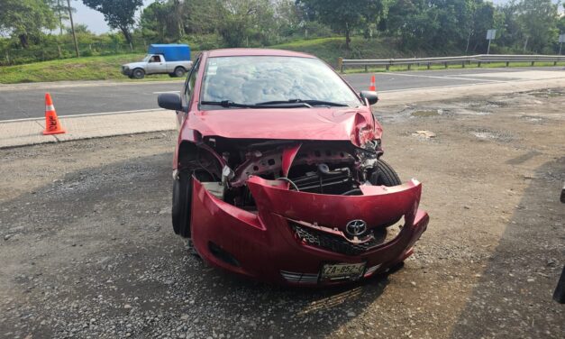 Choca maestro Tuxpeño en la autopista México–Tuxpan y deja dos personas lesionadas