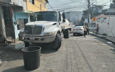 CHOQUE ENTRE PIPA Y AUTOMÓVIL EN LA 5 DE MAYO; AMBAS PARTES ACUERDAN NO REQUERIR A LA AUTORIDAD