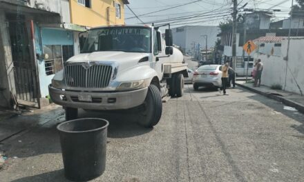 CHOQUE ENTRE PIPA Y AUTOMÓVIL EN LA 5 DE MAYO; AMBAS PARTES ACUERDAN NO REQUERIR A LA AUTORIDAD