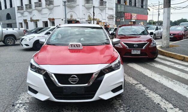 Choque ligero matutino provoca breve caos vial en el Centro de Tuxpan
