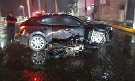 Le corta el paso a motociclista en el Reyes Heroles