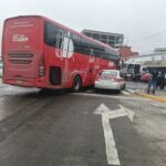 ¡Autobús se atraviesa y termina embistiendo a un Aveo en pleno Centro!