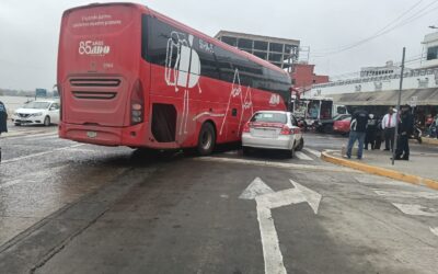 ¡Autobús se atraviesa y termina embistiendo a un Aveo en pleno Centro!