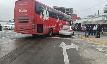¡Autobús se atraviesa y termina embistiendo a un Aveo en pleno Centro!